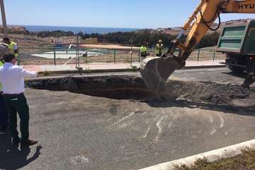 Un cajón de hormigón resuelve un badén en el vial costero a la altura de la depuradora de Hoya del Pozo (Foto TA)